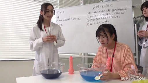 全裸 · 胸部特写 · 张口 · 枕头 · 仰卧 · 床上 · 呻吟 · 近距离拍摄