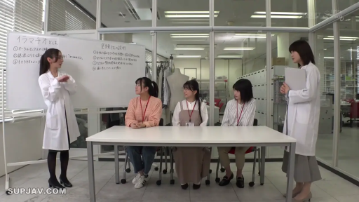 站立 · 专注 · 全身 · 休闲装 · 实验室 · 多人 · 桌椅 · 讲解