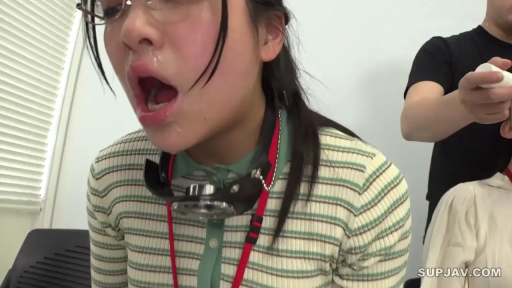 室内 · 俯身 · 脸部特写 · 绿白条纹上衣