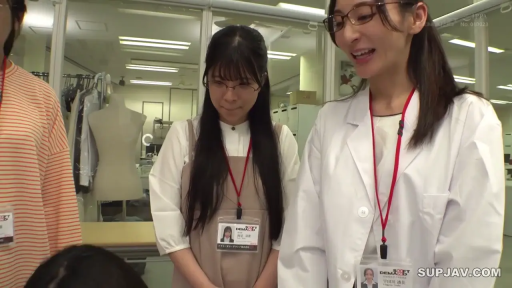 站立 · 条纹衫 · 办公室 · 工牌 · 惊讶 · 多人 · 讨论