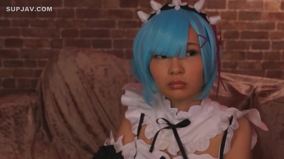 室内 · 坐姿 · 角色扮演 · 平静 · 面部特写 · 女仆装 · 假发 · 侧头注视