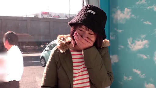 室内 · 站立 · 中景 · 休闲服