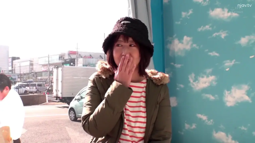 站立 · 户外 · 上半身 · 军绿色外套