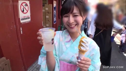 Medium shot · Standing Posture · Smile · Outdoor · 和服 · Lifestyle · 冰淇淋 · 展示食物