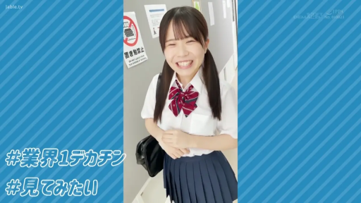 校服 · 中景 · 站姿 · 面对镜头 · 双马尾 · 学校走廊 · 书包 · 开朗微笑