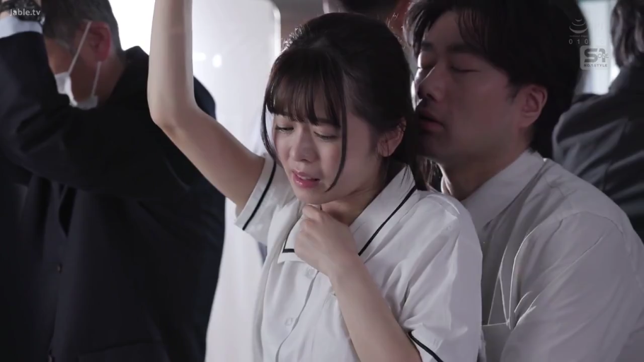 中景 · 站姿 · 制服 · 难受 · 痴汉 · 电车 · 吊环 · 紧贴