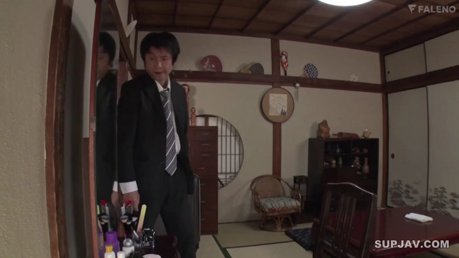 严肃 · 站立 · 和室 · 全景 · 观察 · 西装 · 男性 · 镜子