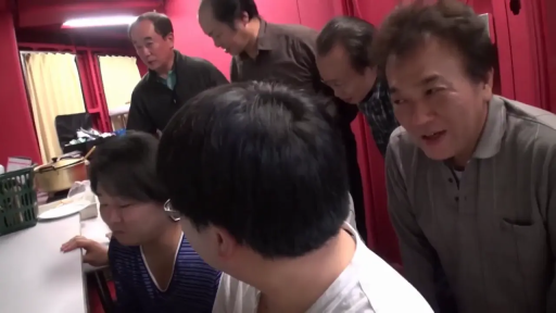 猥琐 · 痴汉 · Polo衫 · 置物篮 · 近距离观看 · 室内空间 · 多人中景 · 俯身围观