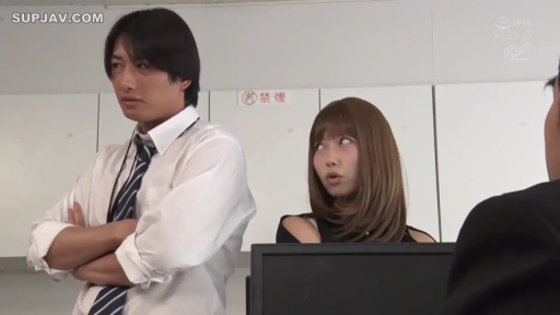 交谈 · 严肃 · 办公室 · 站立 · 电脑 · 职业装 · 剧情