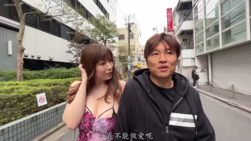 Medium shot · Smile · Street · 行走 · 街头采访 · 低胸装 · Arm in arm