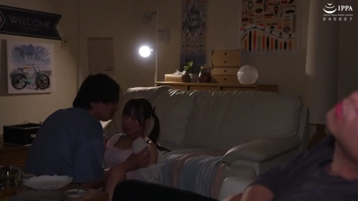 中景 · 沙发 · 客厅 · 昏暗灯光 · 抚摸 · 常服 · 坐位 · 无表情