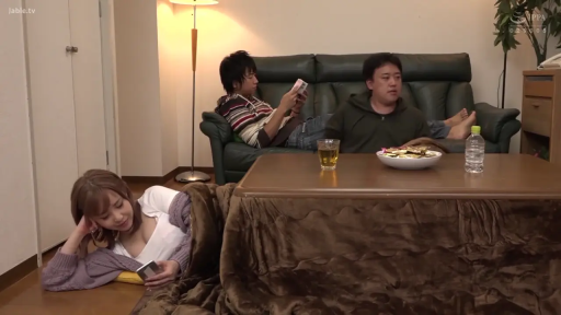 全景 · 平静 · Living room · 多人 · Looking at phone · Loungewear · Side-lying · 被炉