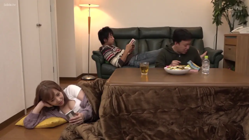 Kotatsu · 自然 · Living room · 多人 · Prone position · Playing with phone · 低胸衣