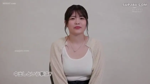 室内 · 坐姿 · 平静 · 针织开衫 · 上半身 · 访谈