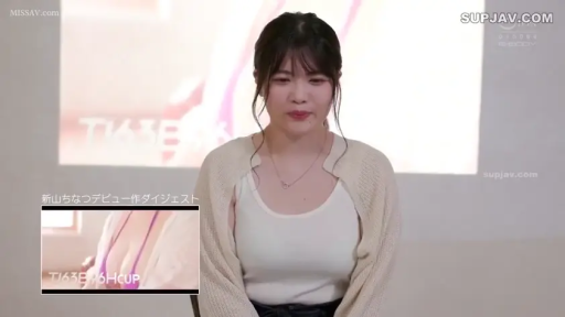 室内 · 坐姿 · 羞涩 · 半身 · 项链 · 白色背心 · 访谈 · 画中画