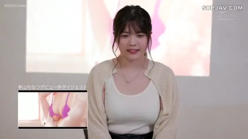 坐姿 · 字幕 · 微笑 · 画中画视频 · 米色开衫 · 摄影棚 · 中景特写 · 受访