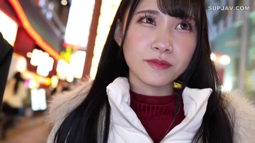 Close-up of the face · Standing Posture · Smile · Stare · 长发 · Outdoor street · 白色羽绒服