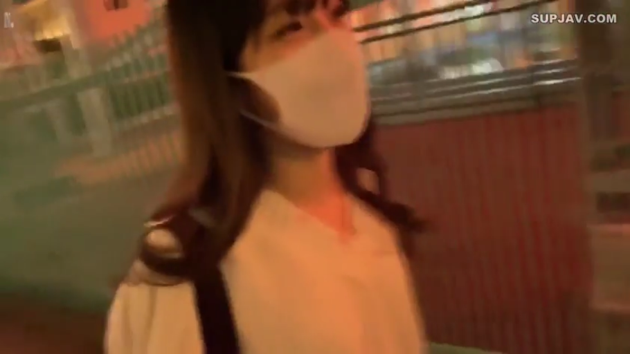 室内 · 投入 · 性行为 · 胸罩 · 抚摸私处 · 站立拥抱 · 金属扶手 · 下半身局部