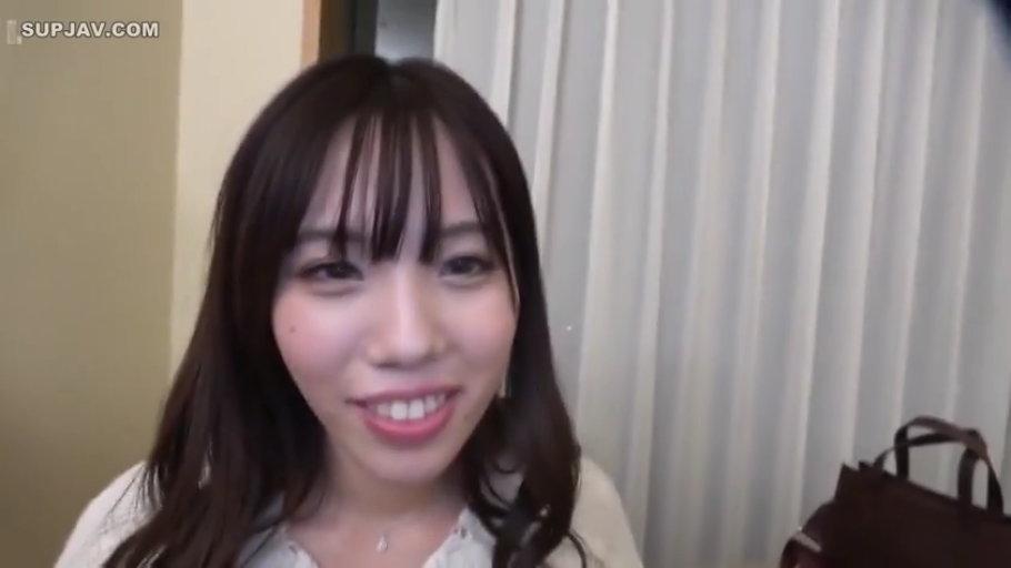 室内 · 微笑 · 面部特写 · 手提包 · 谈话 · 长发 · 正面 · 白色针织衫