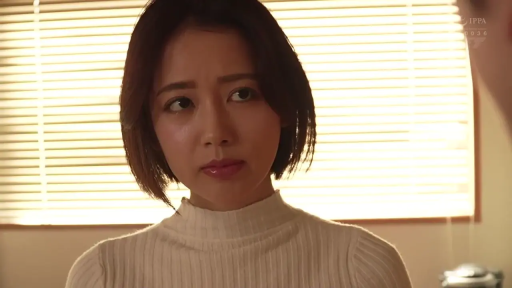 室内 · 顔 · 注視 · 正面 · 百叶窗 · 白色高领毛衣 · 忧郁严肃 · 人物半身像