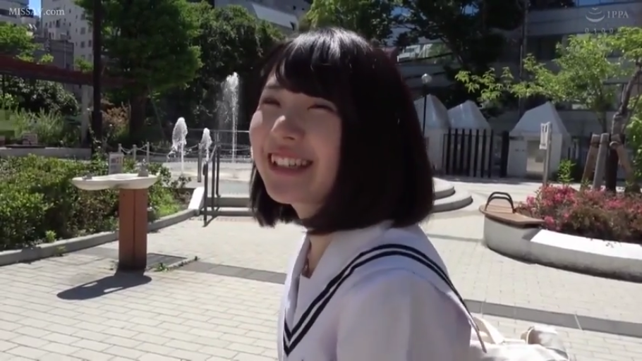 站立 · 微笑 · JK制服 · 短发 · 公园 · 散步 · 头部特写 · 喷泉