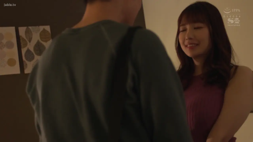 中景 · 面对面站立 · 室内房间 · 互动交谈 · 紫色无袖针织衫