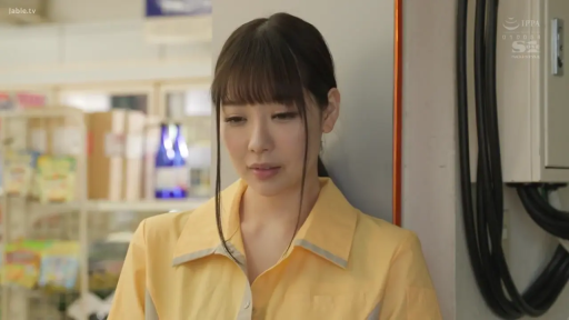 职业装 · 上半身特写 · 便利店 · 站立靠墙 · 等待 · 货架商品 · 黄色制服短袖 · 神情落寞