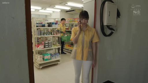 严肃 · 站立 · 便利店 · 商品 · 打电话 · 便利店制服 · 店员场景