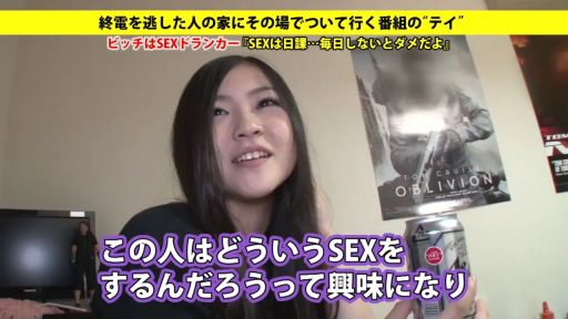 坐姿 · 微笑 · 面部特写 · 房间 · 谈话 · 黑色上衣 · 采访 · 啤酒罐