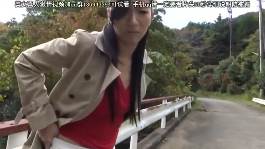 室内 · 坐姿 · 交谈 · 面部 · 笑容 · 短发 · 发卡 · 格纹西装