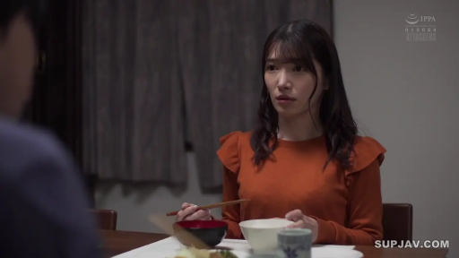 坐姿 · 中景 · 居家 · 餐厅 · 惊讶 · 用餐 · 碗筷 · 橘色荷叶边长袖