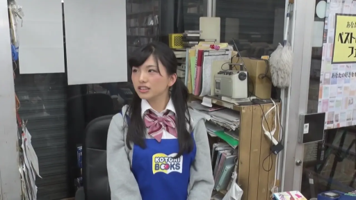 站立 · 微笑 · 上半身 · 日常 · 收银台 · 工作 · 书店 · JK制服加围裙