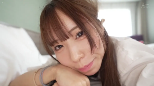 顔部のクローズアップ · 寝室 · 趴姿 · 白衬衫 · 微笑 · 居家 · 凝視 · 手链