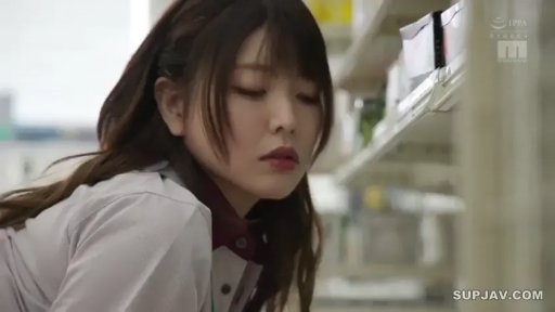 身をかがめる · 憂鬱 · 顔部のクローズアップ · 制服 · 便利店 · 货架 · 成人视频 · 整理货架