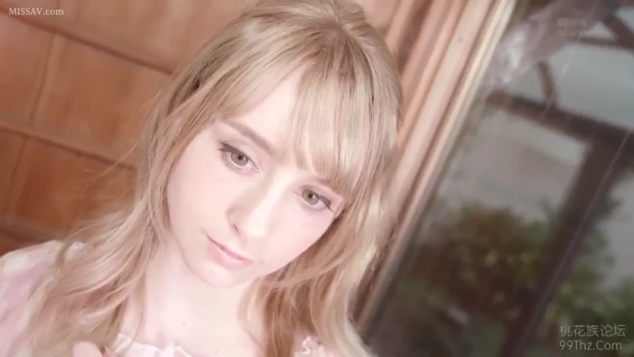 室内 · 脸部特写 · 平静 · 注视 · 金发 · 侧头 · 浅色居家服