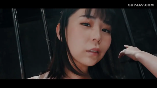 脸部特写 · 站立 · 迷离 · 监狱 · 注视 · 亚洲人 · 吊带 · 铁栏杆