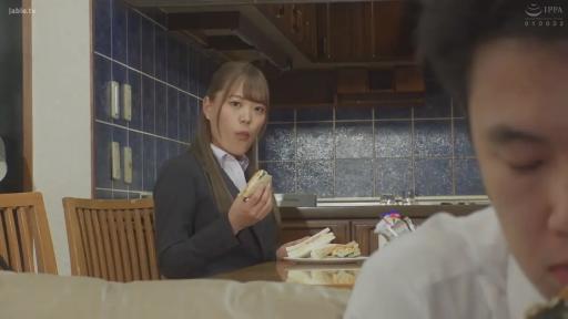 Sitting Posture · 自然 · Kitchen · 进食 · 日常 · Formal attire · 三明治