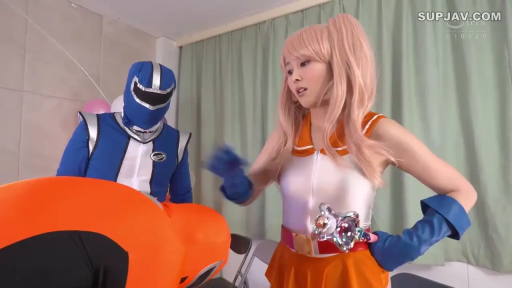 室内 · 站立 · 中景 · 困惑 · 互动 · 变身器 · 动漫战队服