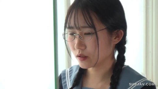 室内 · 憂鬱 · メガネ · 顔部のクローズアップ · 站立 · JK制服 · 麻花辫