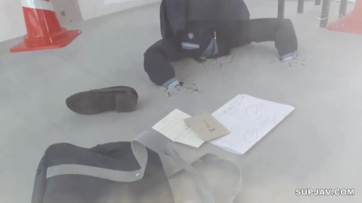 校服 · 俯卧 · 远景 · 户外 · 俯拍 · 静止 · 交通锥