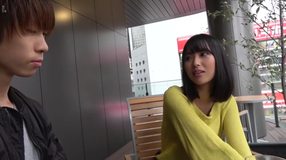 坐姿 · 自然 · 聊天 · 上半身特写 · 户外约会 · 黄色毛衣 · 咖啡桌 · 露天茶座