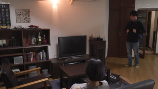 交谈 · 严肃 · 全景 · 深色衬衫 · 电视 · 室内客厅 · 居家场景 · 站立与坐姿