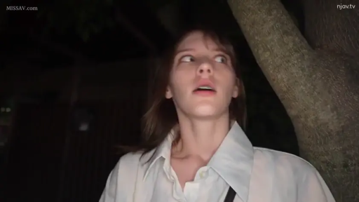 严肃 · 站立 · 半身 · 看手机 · 室外 · 夜景 · 智能手机 · 休闲衬衫