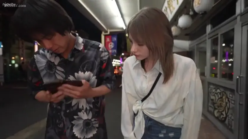 交谈 · 脸部 · 站立 · 印花衬衫 · 微笑 · 街道 · 户外街头