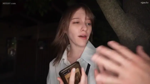 面部 · 站立 · 襯衫 · 手机 · 户外 · 搭訕 · 惊讶 · 街头采访