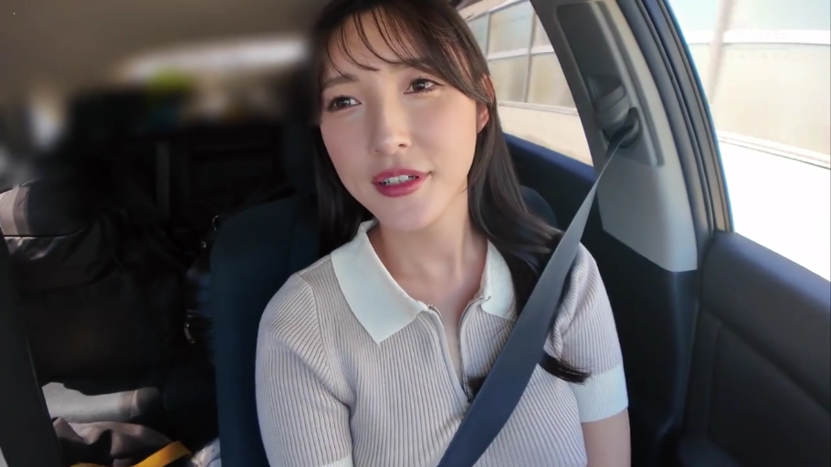 坐姿 · 委屈 · 浴室 · 湿身 · 上半身特写 · 瓷砖 · 湿透白T恤 · 凌乱黑发
