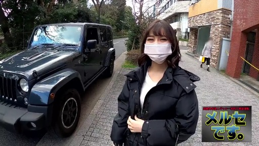 站立 · 中景 · 微笑 · 看向镜头 · 户外街道 · 街拍 · 黑色羽绒服 · 黑色越野车