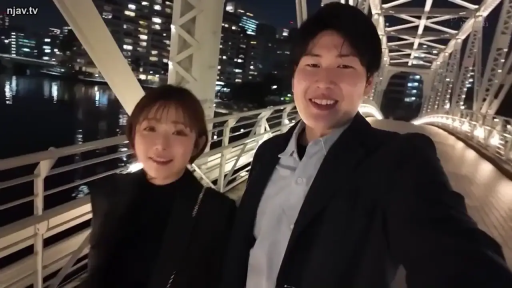 站姿 · 遠景 · 自拍 · 西服 · 輝く笑顔 · 都市夜景 · 户外桥梁 · 金属栏杆