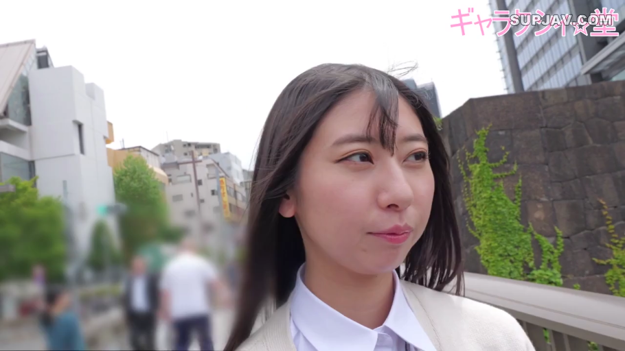 顔部のクローズアップ · 站立 · 自然 · 屋外 · 看镜头 · 街头 · 白衬衫开衫