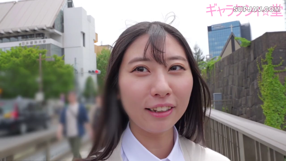 面部 · 站立 · 微笑 · 户外街道 · 面对镜头说话 · 学生制服开衫 · 清纯街拍